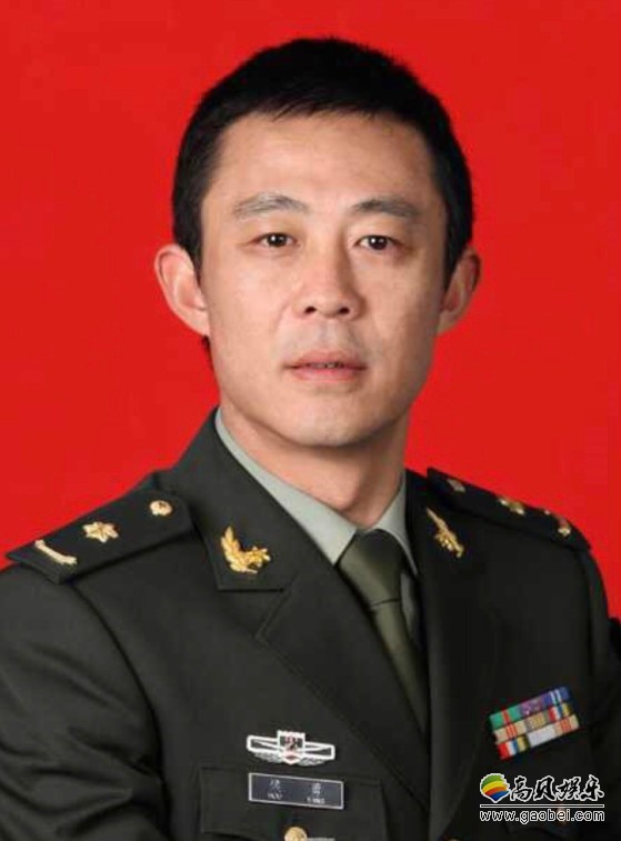 侯勇分享军队文职干部转业证书照片：军装笔挺，短发精神抖擞