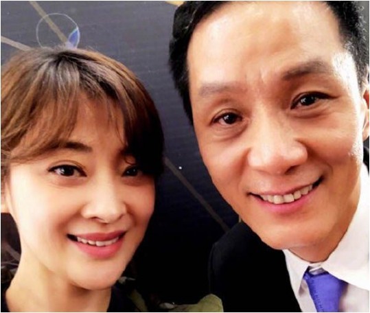 梅婷与“童年阴影”冯远征同框合影：二人齐看向镜头露出微笑