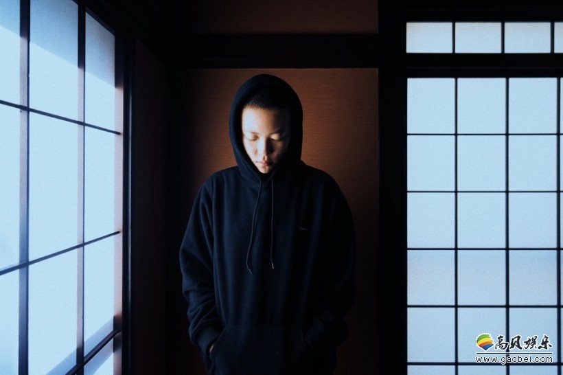 窦靖童与友人同游日本：留着帅气小平头穿帽衫，像极老爸窦唯