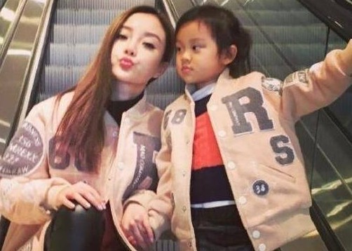 李小璐夜宿风波后，首度现身：接甜馨放学！全程玩手机露笑容