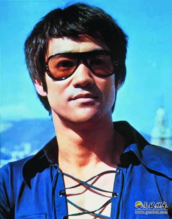 谢霆锋分享和一代巨星；李小龙雕像合照！李小龙，永远的偶像