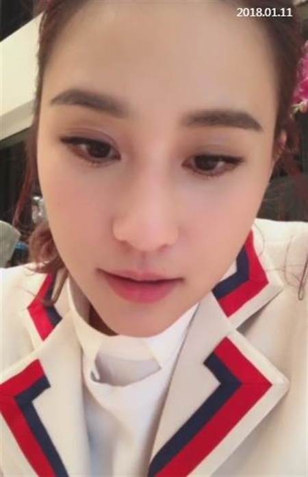 何超莲开直播与网友互动：意外曝光妈妈穿睡衣、素颜居家一面