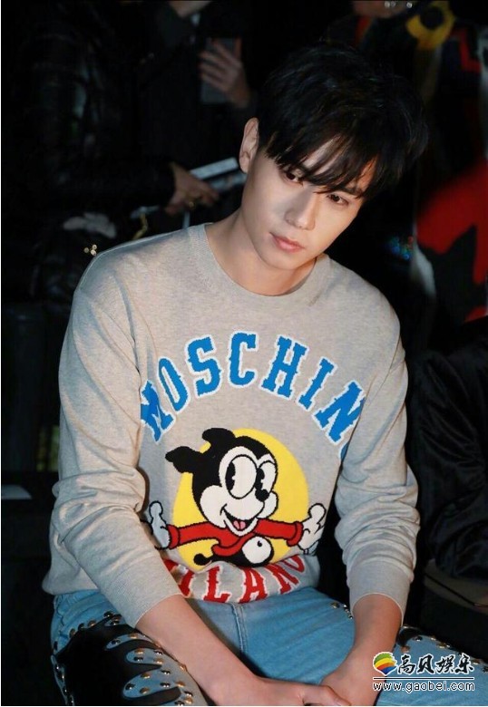 胡一天秀场造型曝光：充满青春气息！现场演绎“侧颜杀眼神杀”