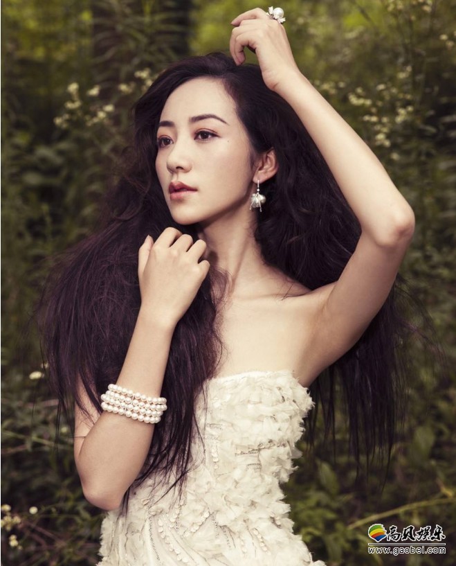 韩雪晒出美照：黑白大片复古优雅！黑色长裙，抱奖杯卖萌可爱