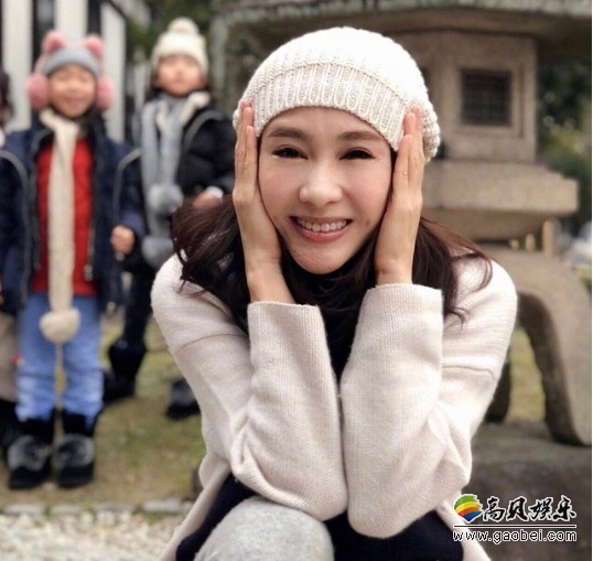 黎姿晒出带女儿旅游照片：母女喂小鹿温馨画面！被指疑似整容