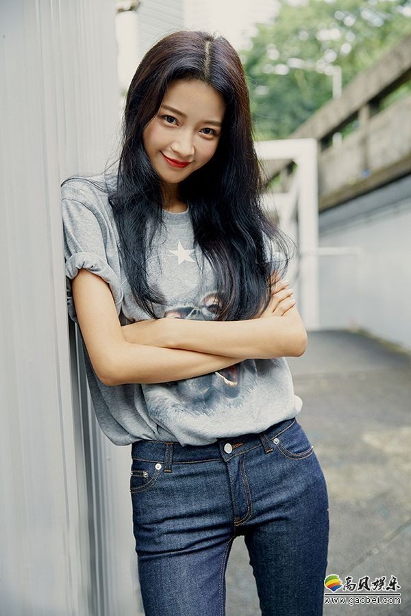 孙怡晒出和女儿头抵头睡觉照片：大福和妈妈靠在一起超级可爱