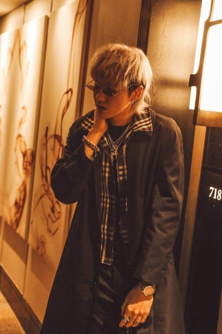 “中国有嘻哈”巡演收官：吴亦凡酷炫银色发型！装扮个性时髦