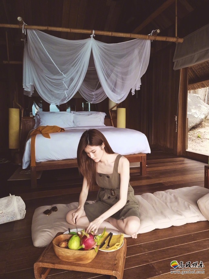 何穗晒出度假写真照：打扮穿着清凉，悠闲享受时光，让人羡慕