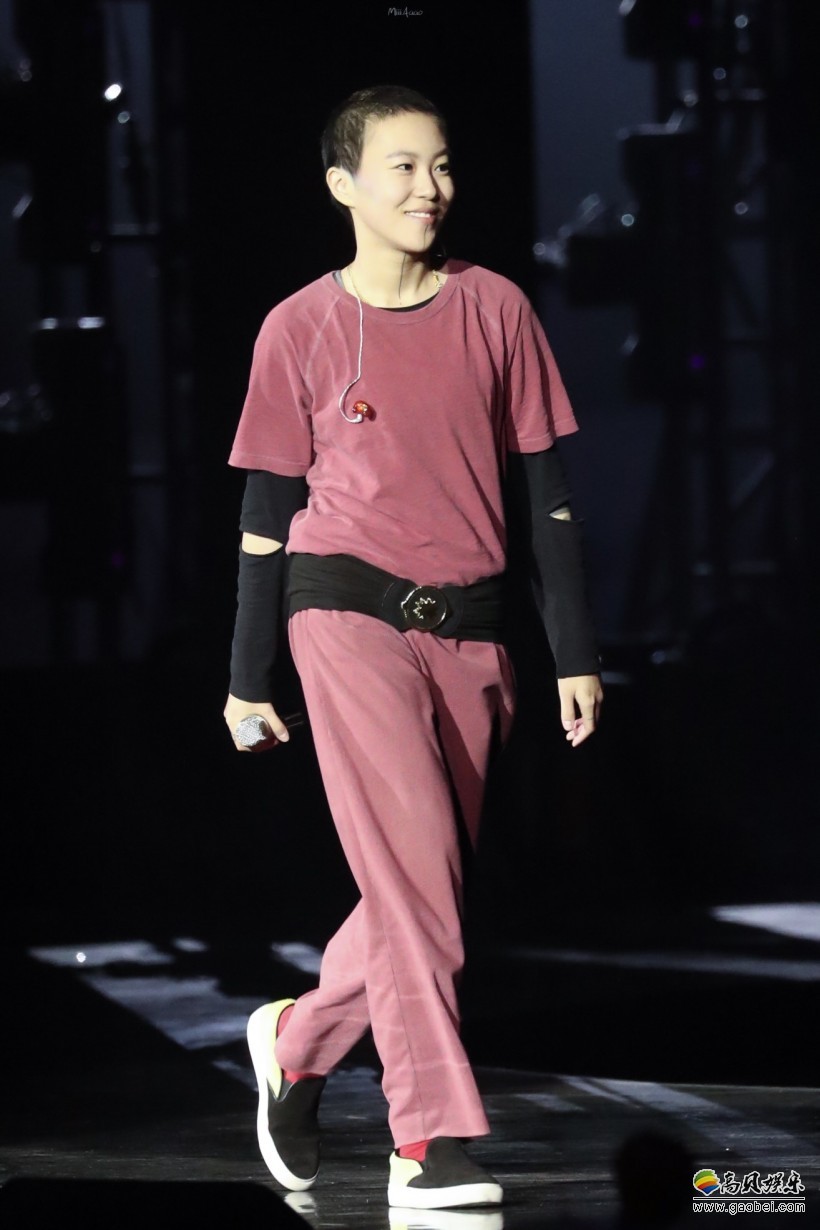 “烎潮音发布夜”：窦靖童小平头造型亮相！气场十足霸气外露