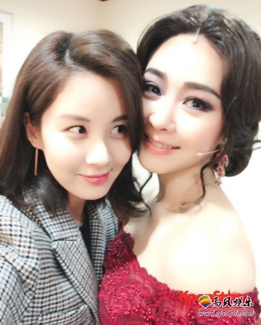 徐贤-玉珠铉"两代妖精"相聚  亲密地靠在一起对着镜头开心的笑