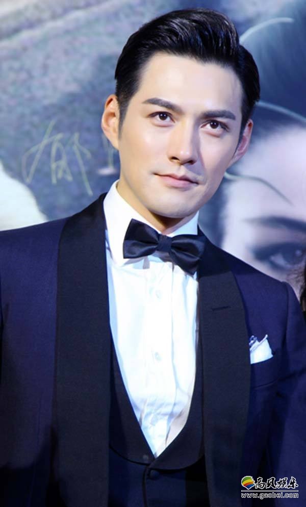 杜若溪晒出《小楼又东风》认证照：“偷拍”严屹宽睡沙发照片