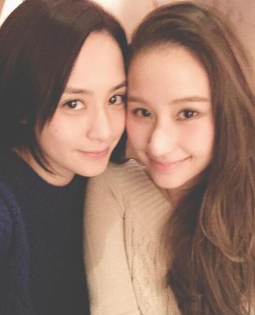 赌王千金何超莲晒出和阿娇合影：两人“姊妹花”友谊令人羡慕