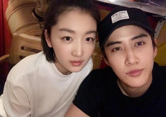 泰国男星Mike晒出和周冬雨合影照：两人默契的身穿黑白配衣服