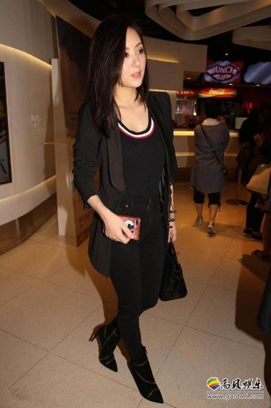 “城嫂”方媛微博晒出照片；打扮得很漂亮，参加时装品牌活动