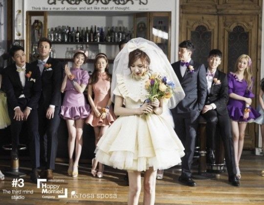 正雅通过HappyMarriedCompany摄影工作室公开与未婚夫婚纱写真