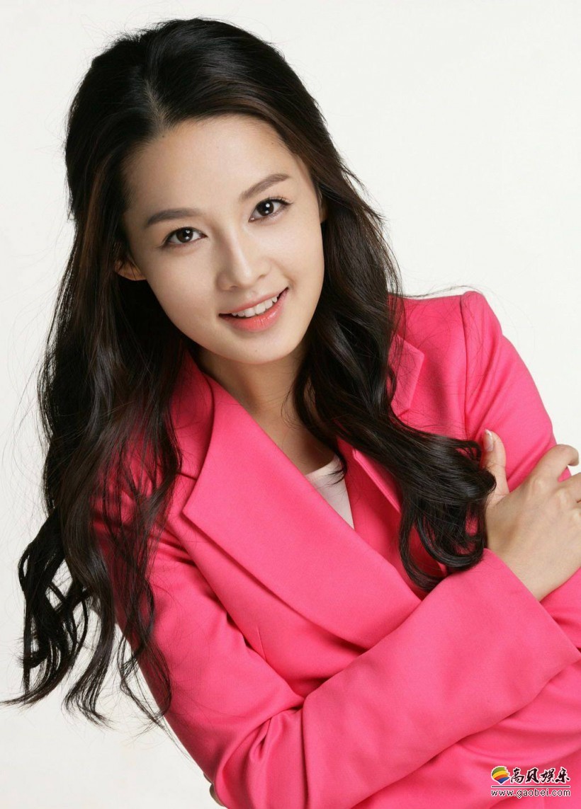 李沁晒出美图：大红色背景的衬托下，自信微笑，美艳不可方物