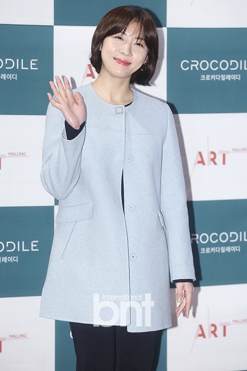 河智苑出席长安洞举行的某品牌活动    淡雅大方笑眼迷人