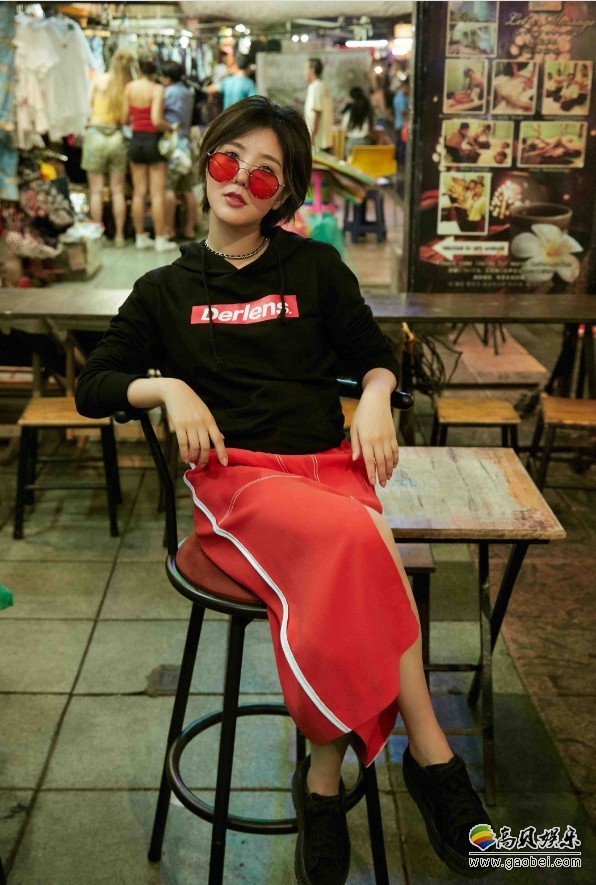 赵奕欢曼谷街头街拍：运动俏皮平添几分霸气与妩媚！随性潇洒