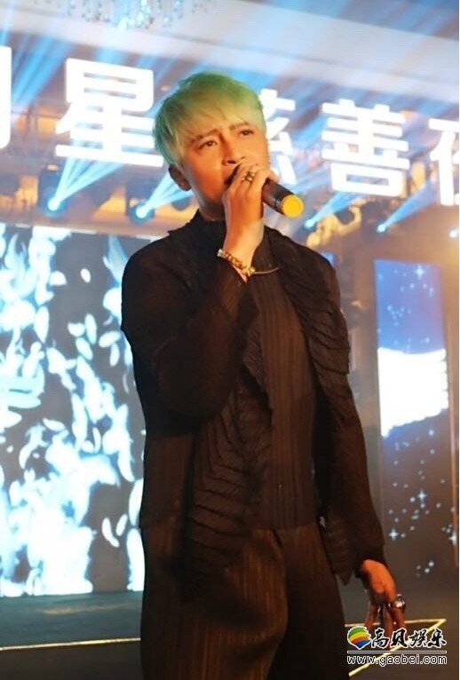 陈志朋微博晒出活动照：一改往日妖孽穿着！全黑Look回归正常