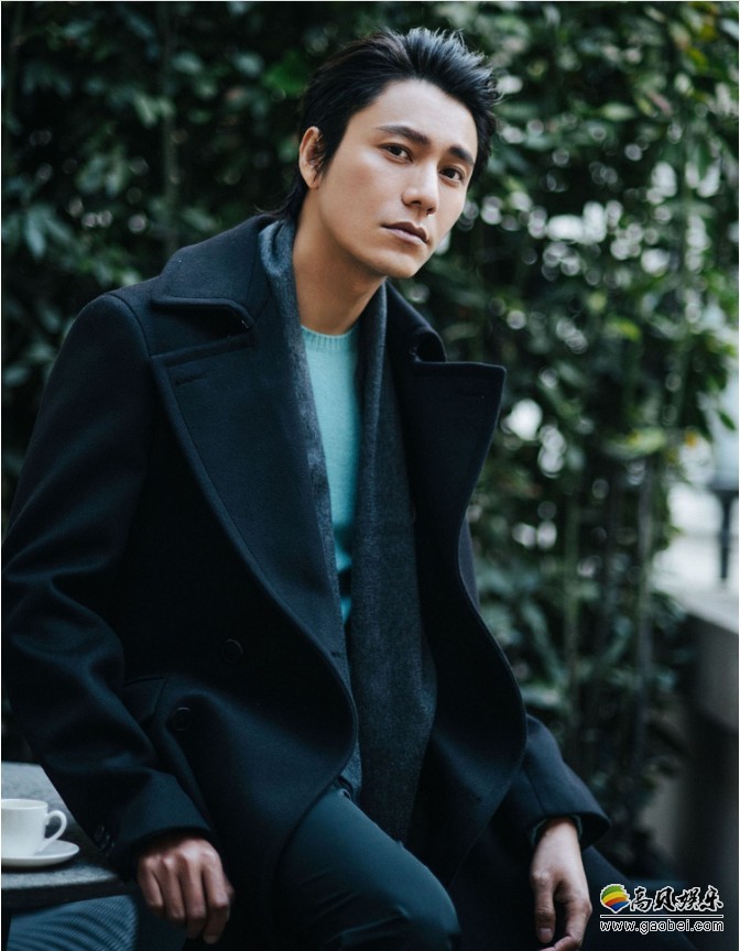 陈坤时尚大片：黑色双排扣大衣，搭配蓝色针织衫，文艺又时髦