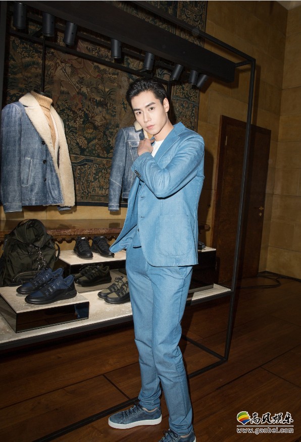 首次征战米兰时装周：胡一天俊朗外表，高挑身材，收获众粉丝