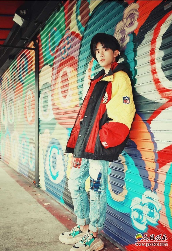 易烊千玺晒照：衣架上挂着不少“显旧”的衣服！疑似是古着店