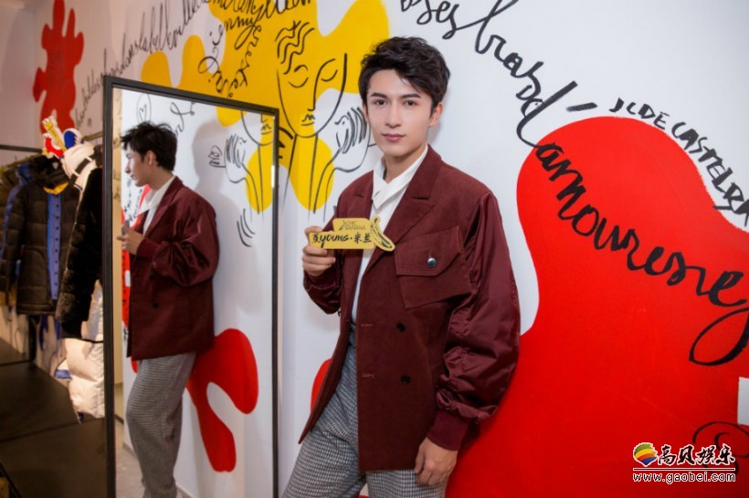 米兰时装周：米热拼接西装搭配白衬衫、格纹裤，精致潇洒帅气