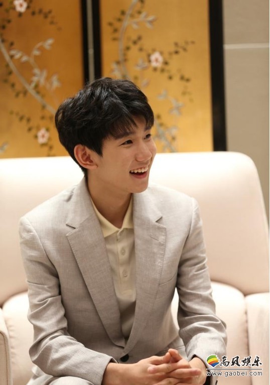 王源晒出“怀抱大白狗”照片：刚强霸道总裁范，画面非常的暖