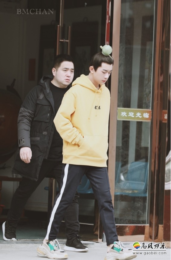 易烊千玺现身新剧拍摄现场：俊秀五官，英气十足！噘嘴又卖萌