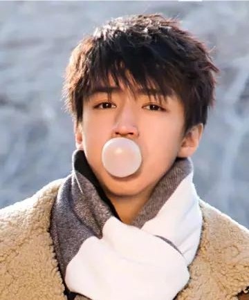 王俊凯吹泡泡照片：置身雪地！实力上演“美颜暴击”清爽少年