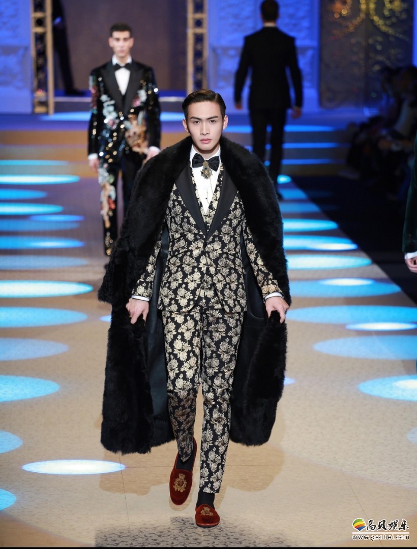 张彬彬变身模特T台首秀：霸道总裁！气场全开，完美高贵气质