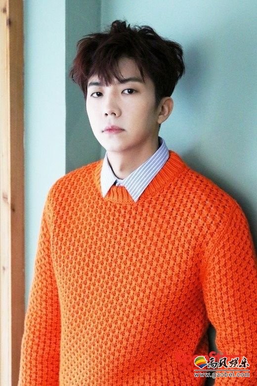 张佑荣咖啡厅举行迷你专辑的发行纪念采访  谈已故成员钟铉