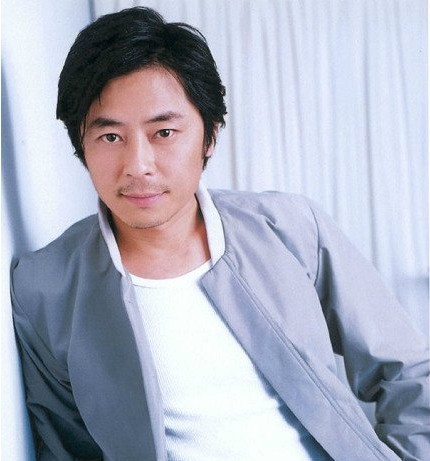 王杰更新微博晒出和张国荣、梅艳芳合影照：“感觉自己很孤单”