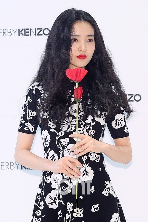 金泰梨出席品牌活动 花样美貌手拿鲜花引人视线