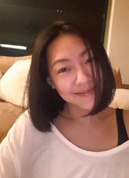 小S通过微博晒出自拍照：一脸素颜，眼神黯淡，显得十分忧郁