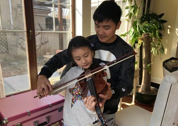 叶一茜晒出田亮教女儿森碟拉小提琴的照片：小森碟的表情亮了