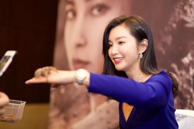 某首映活动：李冰冰新宠和大家见面！上演现实版“美女与蜘蛛”