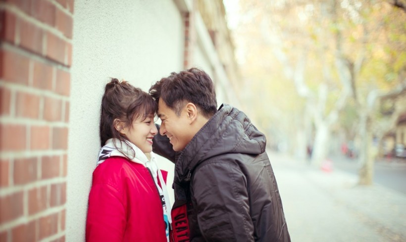 陈龙、章龄之：身穿休闲情侣装出镜！十指紧扣漫步于冬日街头