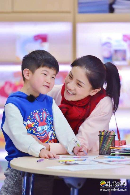 胡可晒出小鱼儿“臭美”视频：软软奶音十分可爱！萌翻众网友