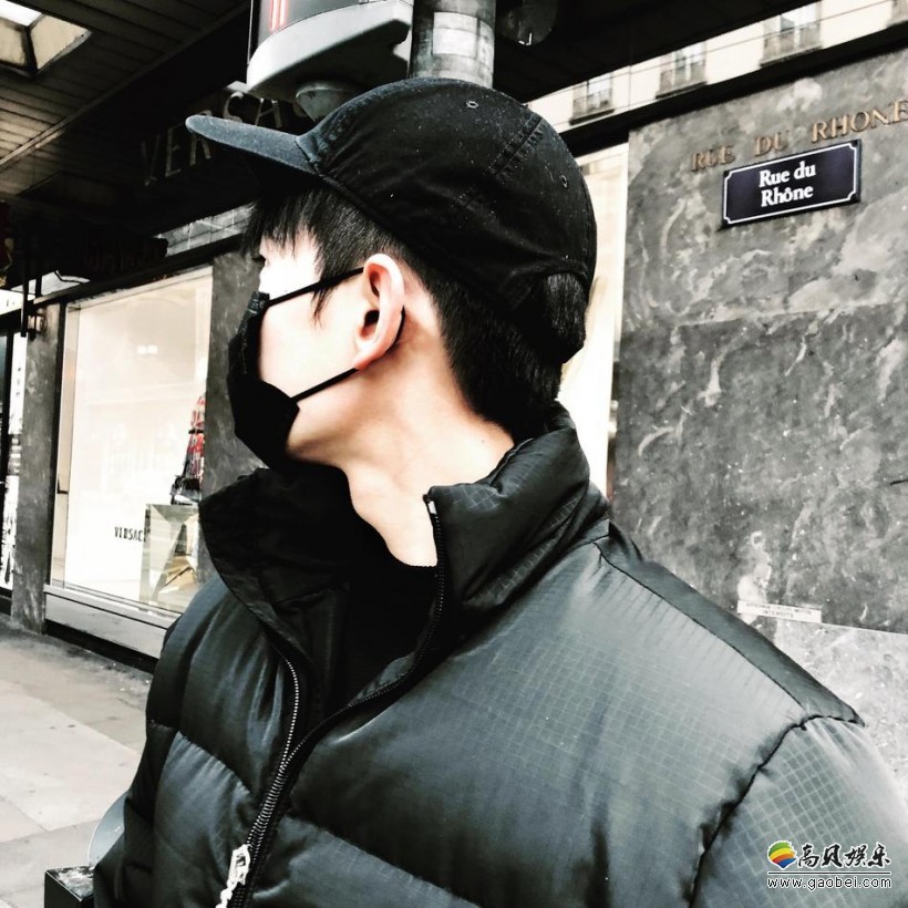 杨洋晒出照片：身穿黑色羽绒服，戴着鸭舌帽口罩，包裹严实