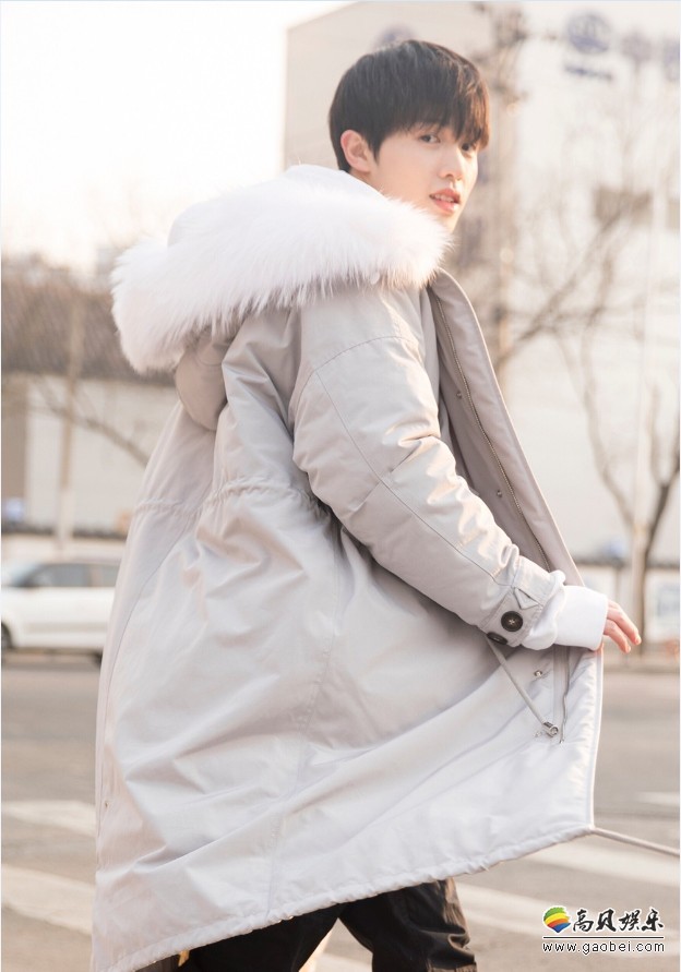 李昊九宫格街拍照：白色卫衣毛领羽绒服，简单干净气质尽显