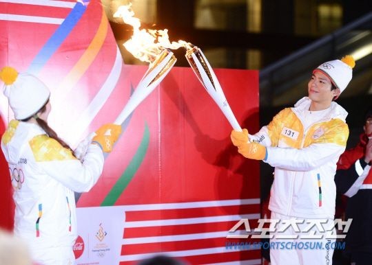朴宝剑以圣火传递使者的身份参加平昌冬季奥运会圣火传递仪式