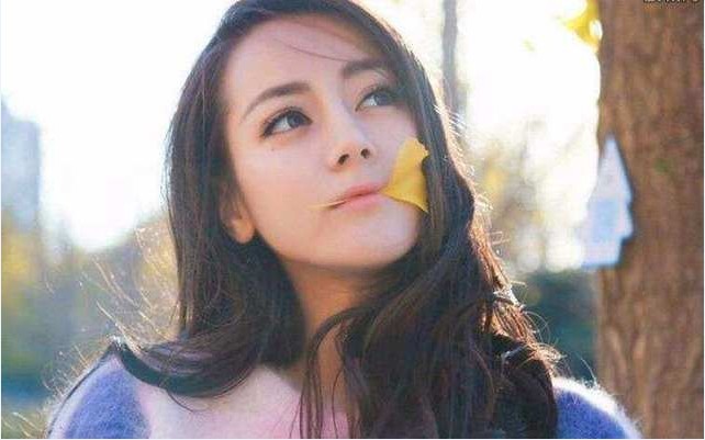 迪丽热巴晒出美照，空气浏海留长，头发凌乱，不失空灵美感