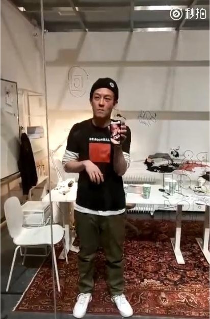 陈冠希现场拿出手机向粉丝展示女儿Alaia的照片：实况连线视频
