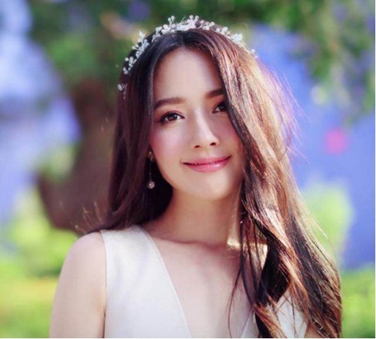 郭碧婷微博晒出庆生照：不忘自黑，与吴昕同做鬼脸，逗趣合照