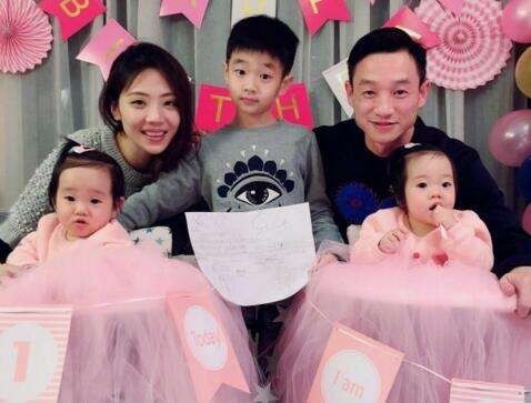 杨威双胞胎女儿一周岁生日：杨云晒出一家五口！温馨庆生合影