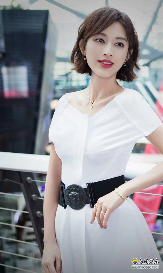 张俪晒出美照：黑发红唇形成鲜明对比，美腿若隐若现引人遐想
