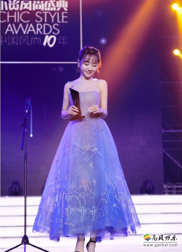 杨蓉现身某盛典：小尾巴盘发少女感十足，酥胸薄纱下若隐若现