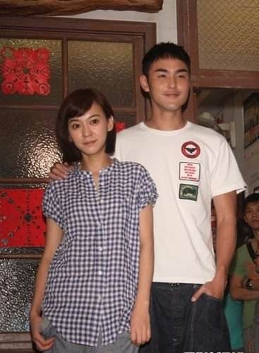 阮经天和陈意涵合影：阮经天嘟嘴搞怪，陈意涵趴背上，好似兄妹