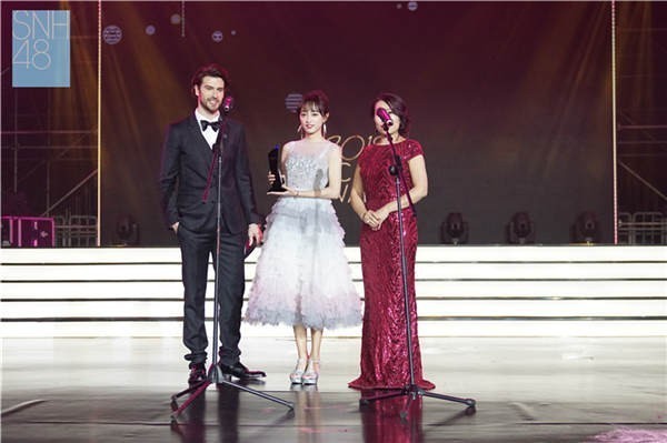 2018绿尚•小资风尚盛典：SNH48黄婷婷获“年度风尚新势力偶像”